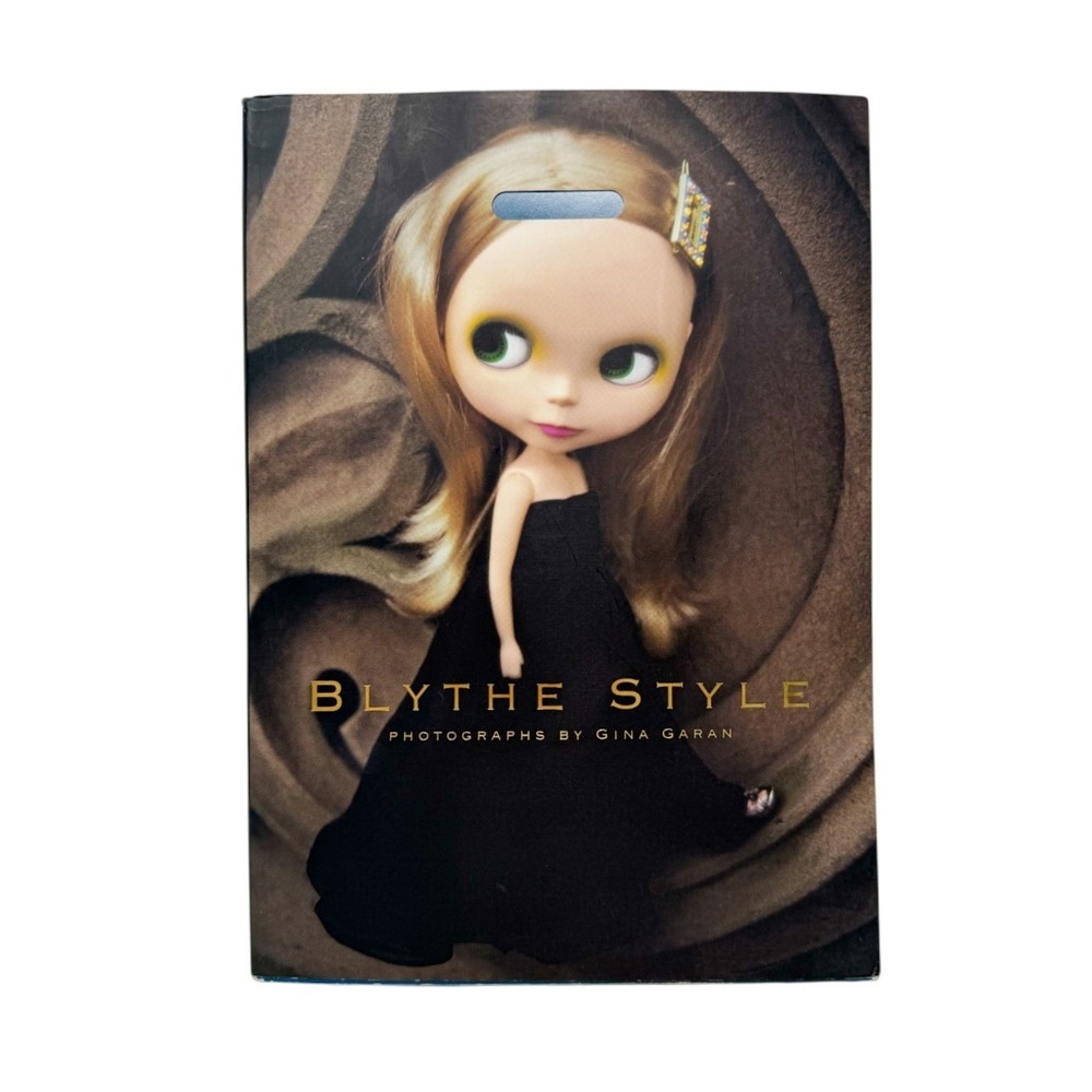Blythe Style Photographs by Gina Garan 2004 Fashion Doll Japanese/English Book‎